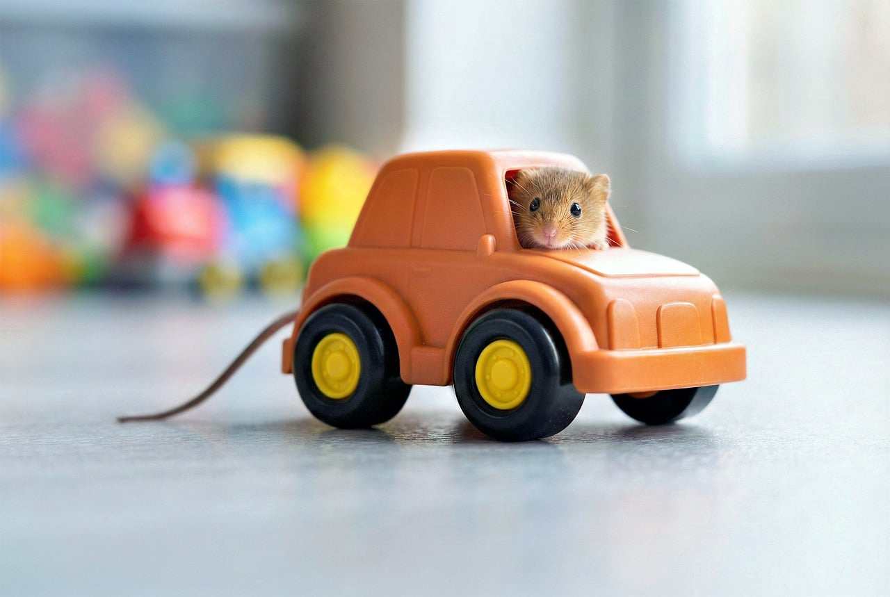 Professor em sala de aula criando ilustração no computador